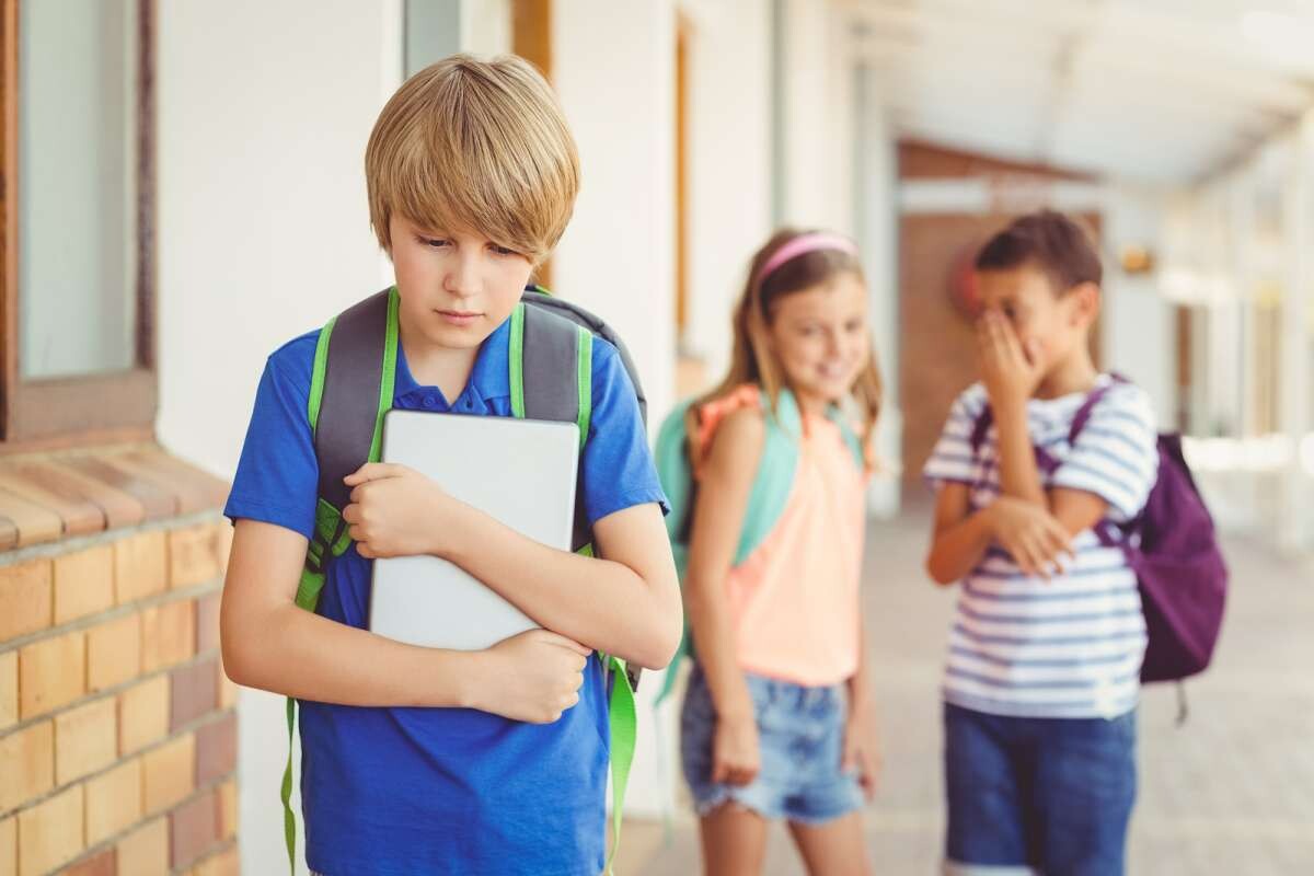 Πώς να μάθετε τα παιδιά να διαχειρίζονται και να ξεπερνούν συμπεριφορές σχολικού εκφοβισμού